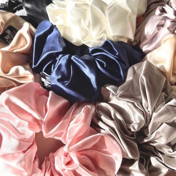 100% Mulberry Silk Large Scrunchie- Tres Silk - Picture 3 of 3